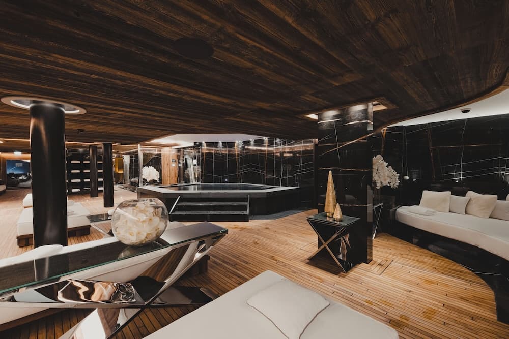 Indoor spa tub