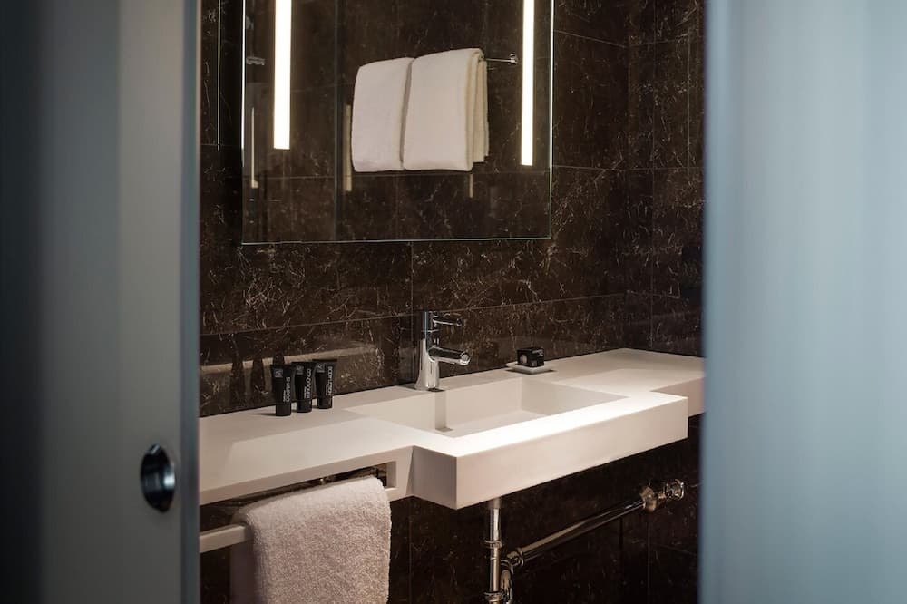 Bathroom sink