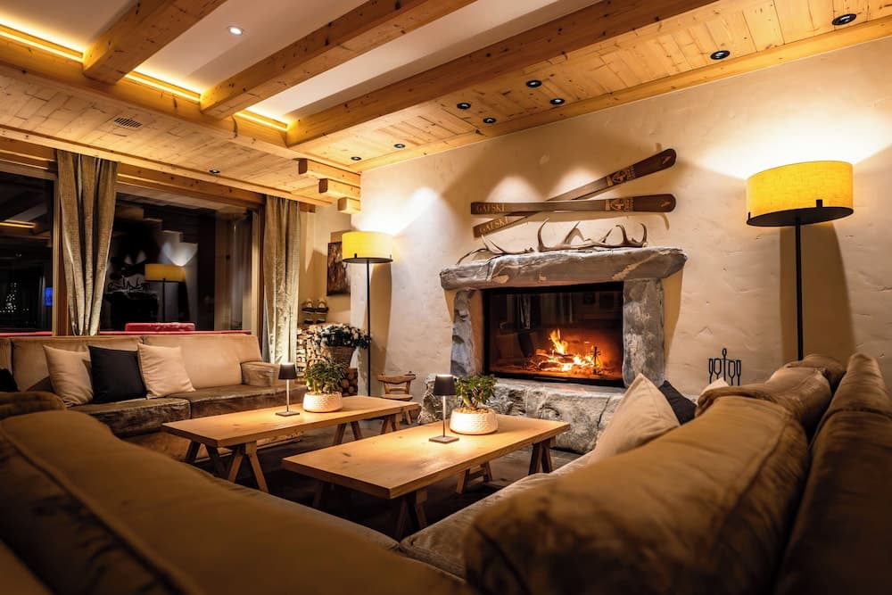 Lobby lounge