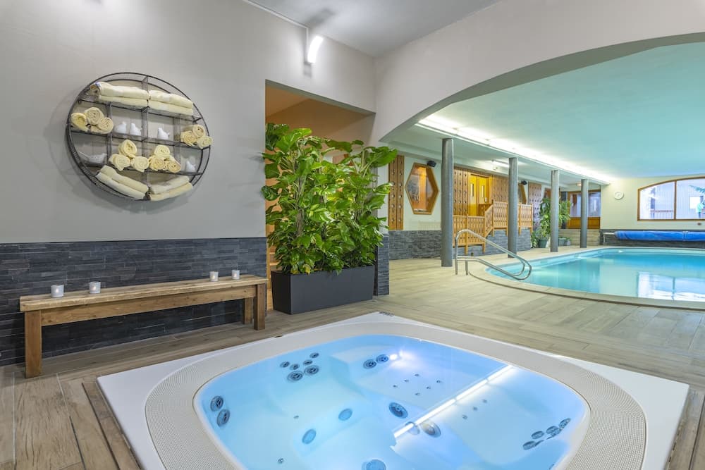 Indoor spa tub