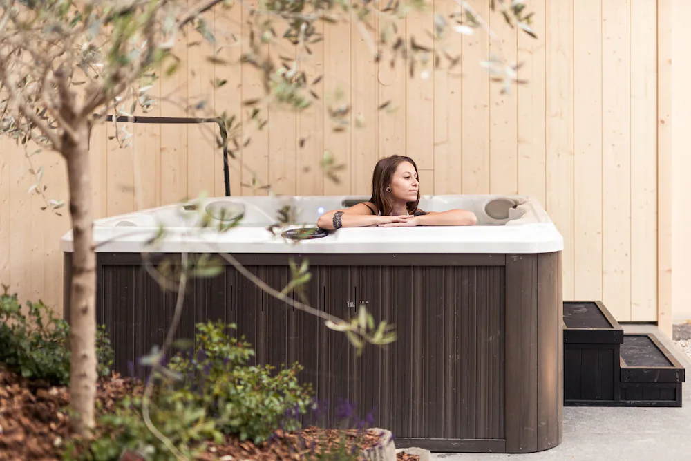 Outdoor spa tub
