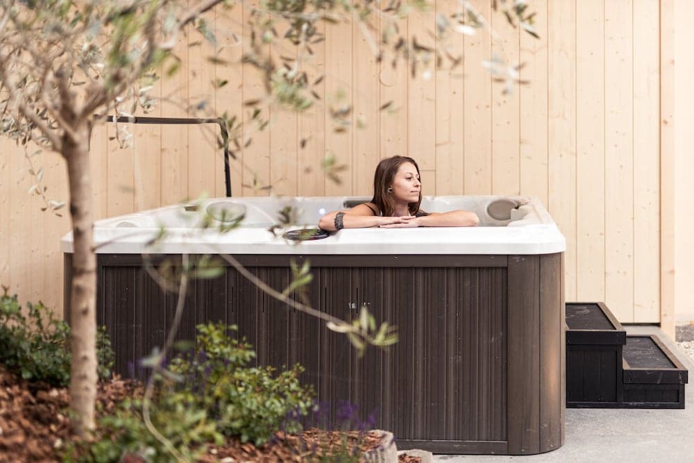 Outdoor spa tub
