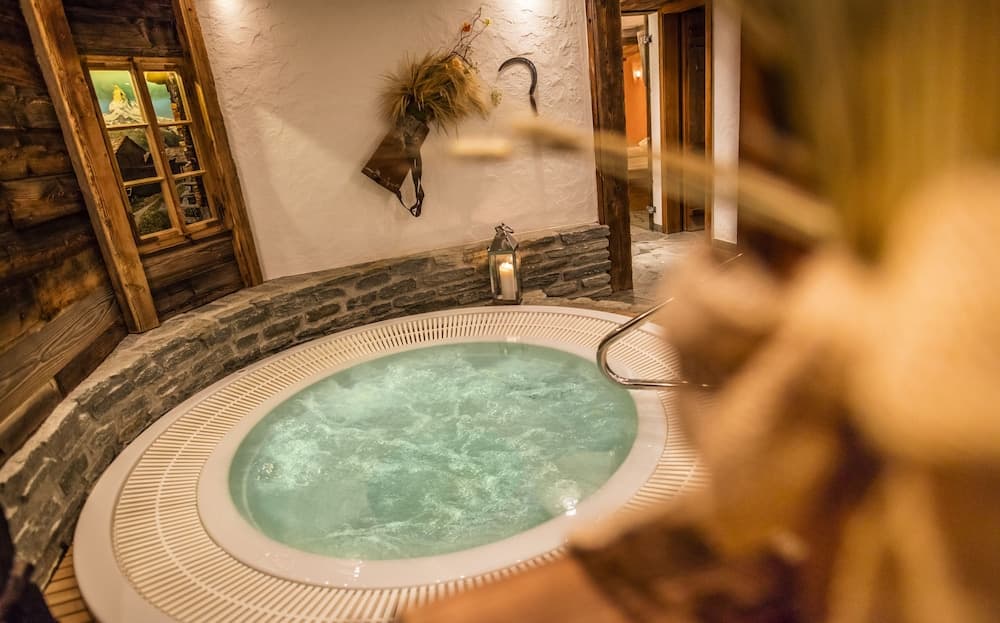 Indoor spa tub