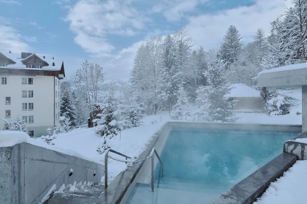Indoor/outdoor pool