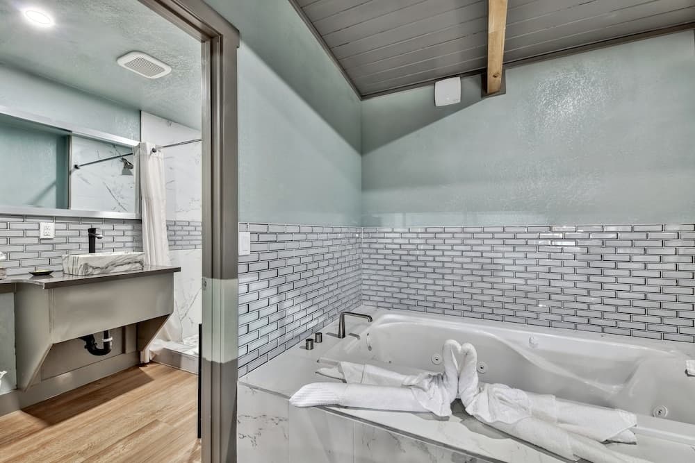 Jetted tub