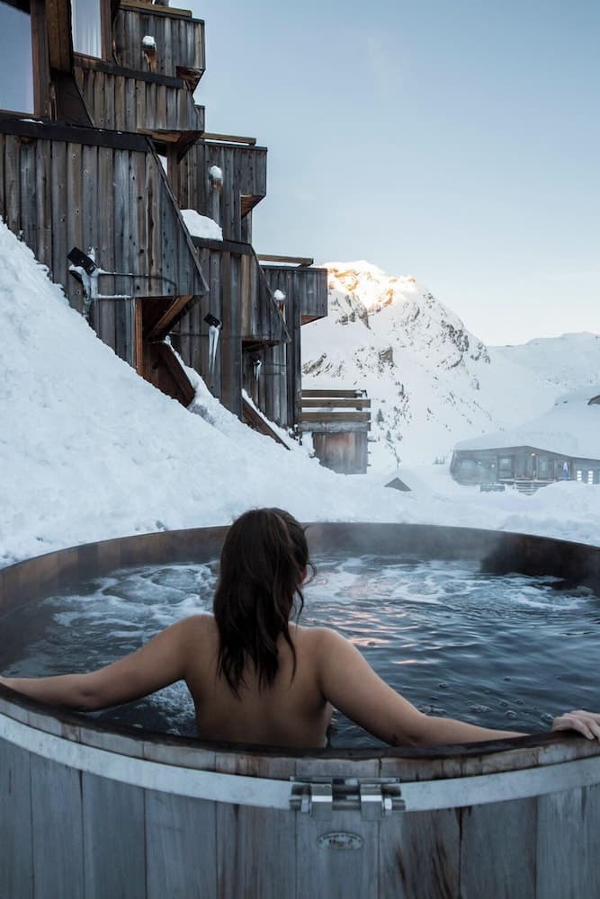 Outdoor spa tub