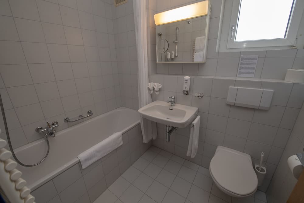 Deep soaking bathtub