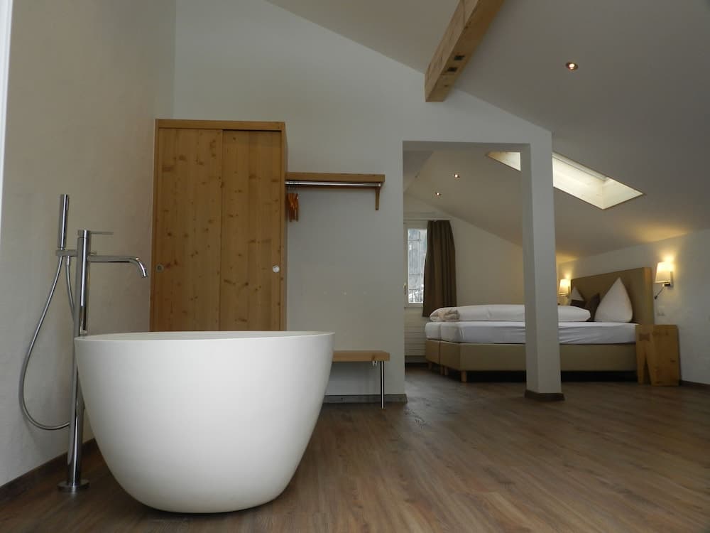 Deep soaking bathtub