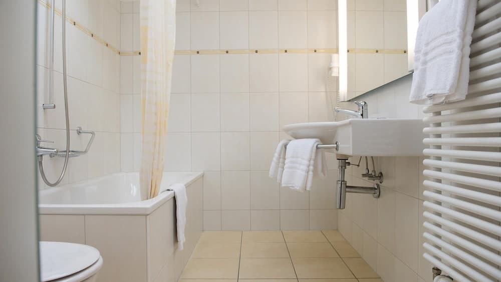 Deep soaking bathtub