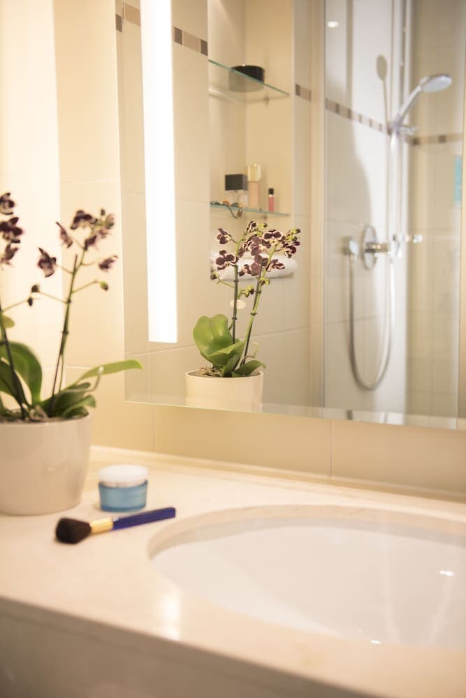 Bathroom sink