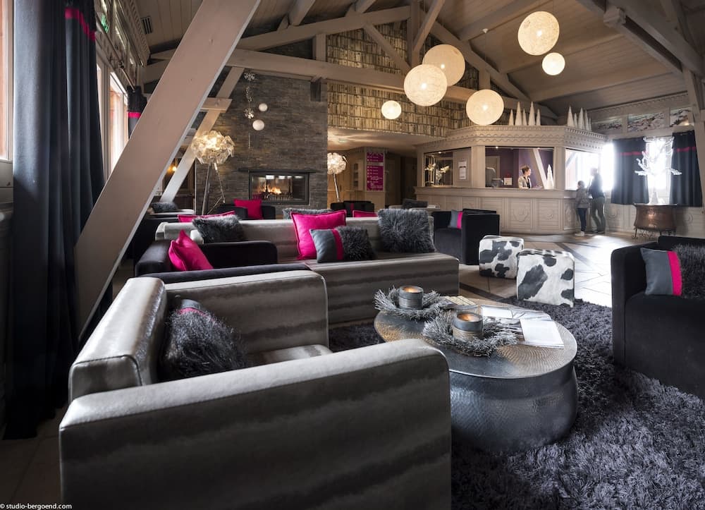 Lobby lounge