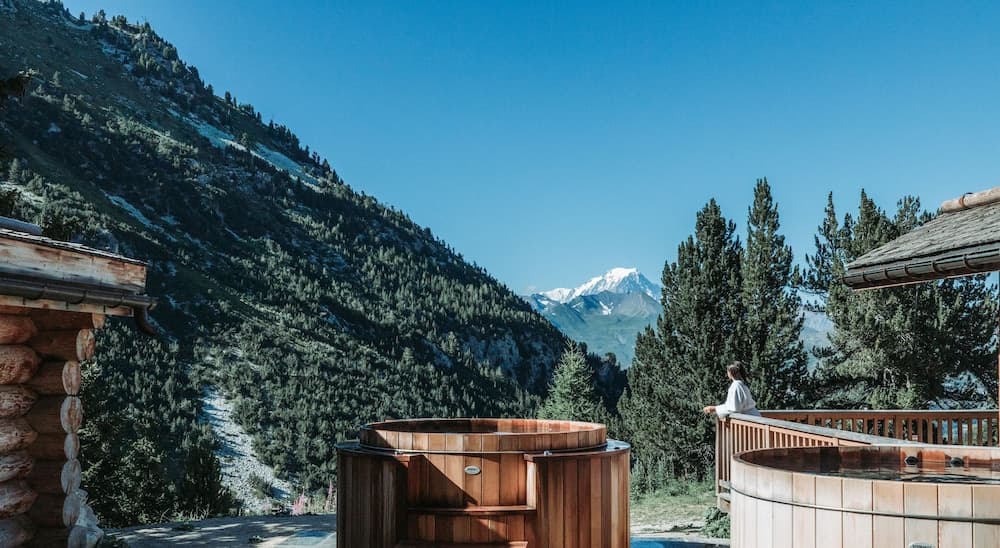 Outdoor spa tub