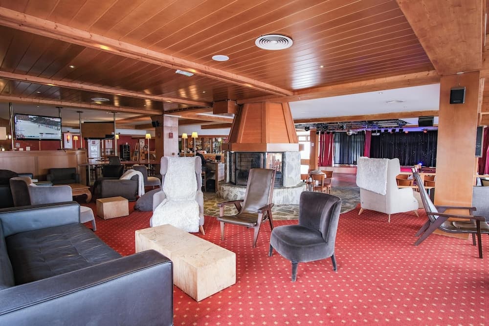 Lobby lounge