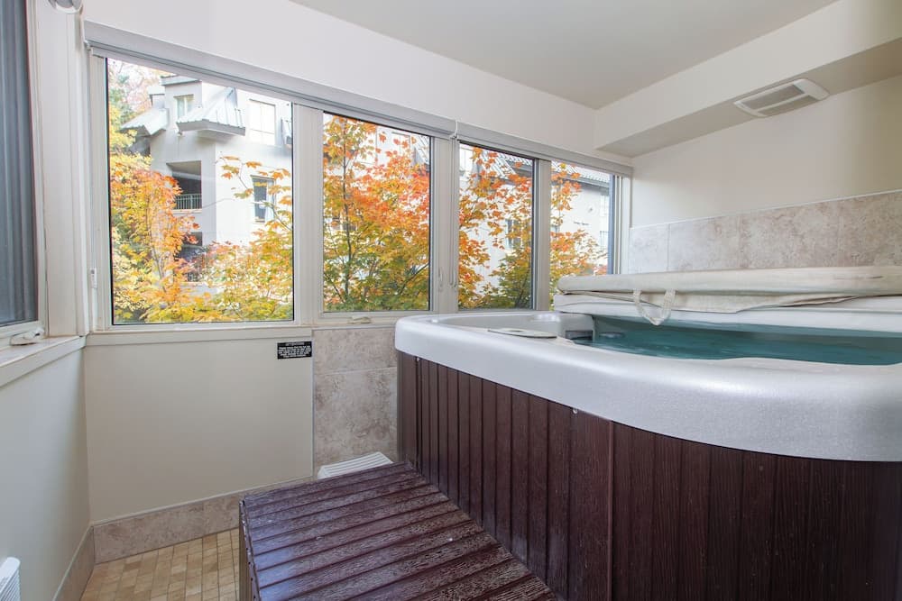 Private spa tub