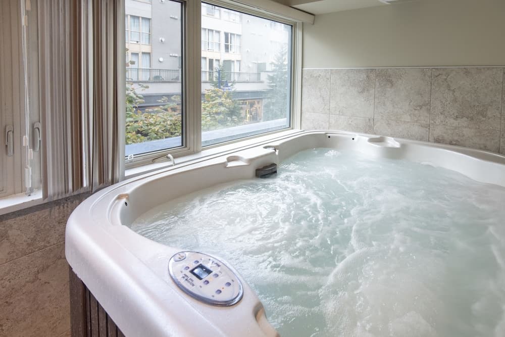 Private spa tub