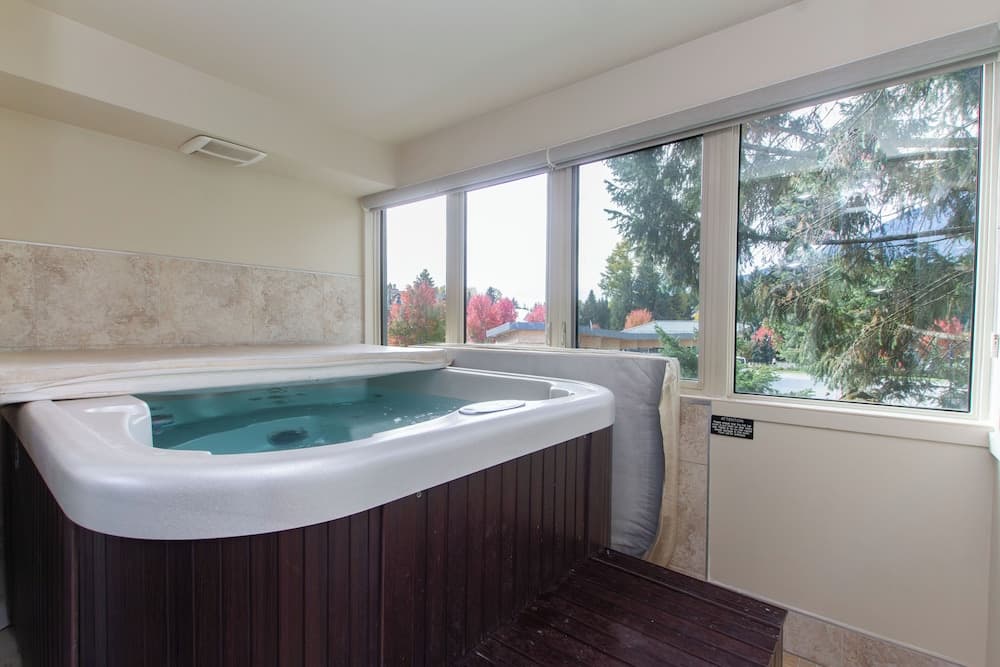 Private spa tub