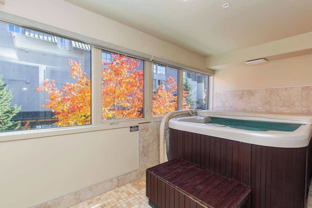 Private spa tub