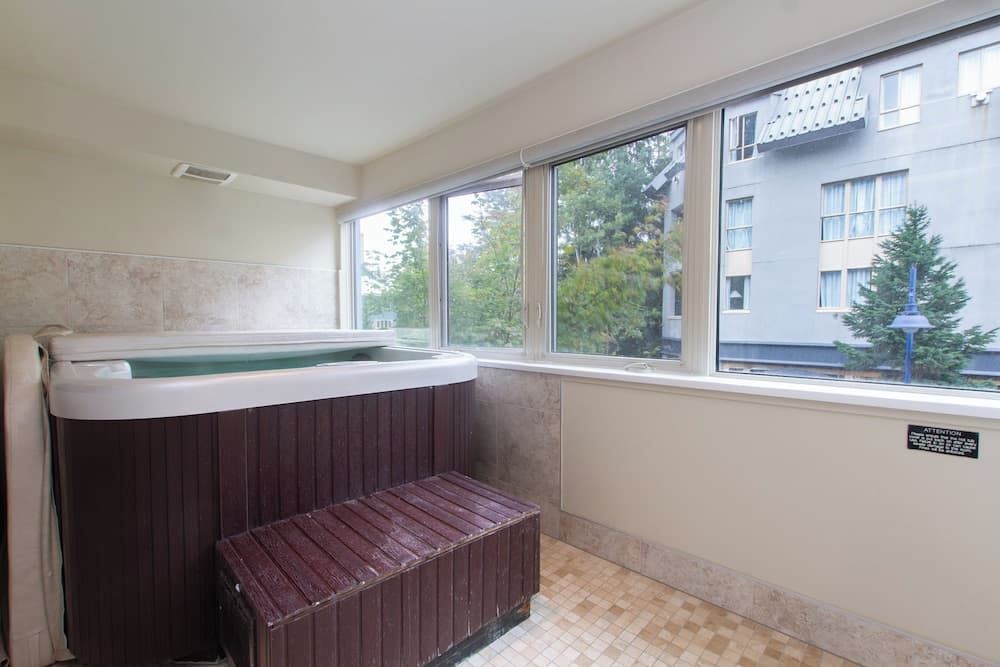 Private spa tub