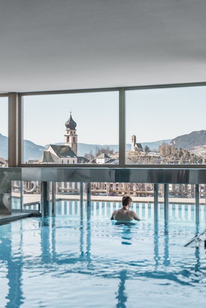 Indoor/outdoor pool