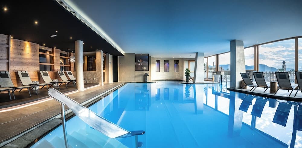 Indoor/outdoor pool