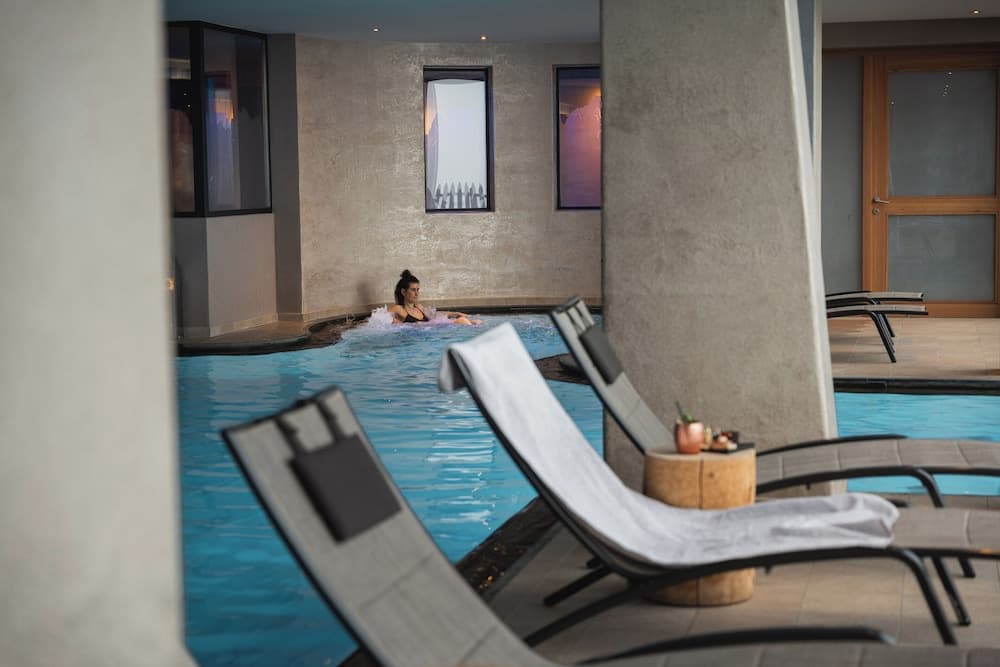 Indoor spa tub