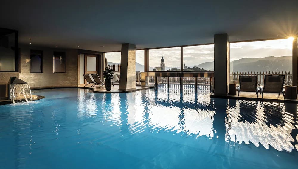 Indoor/outdoor pool