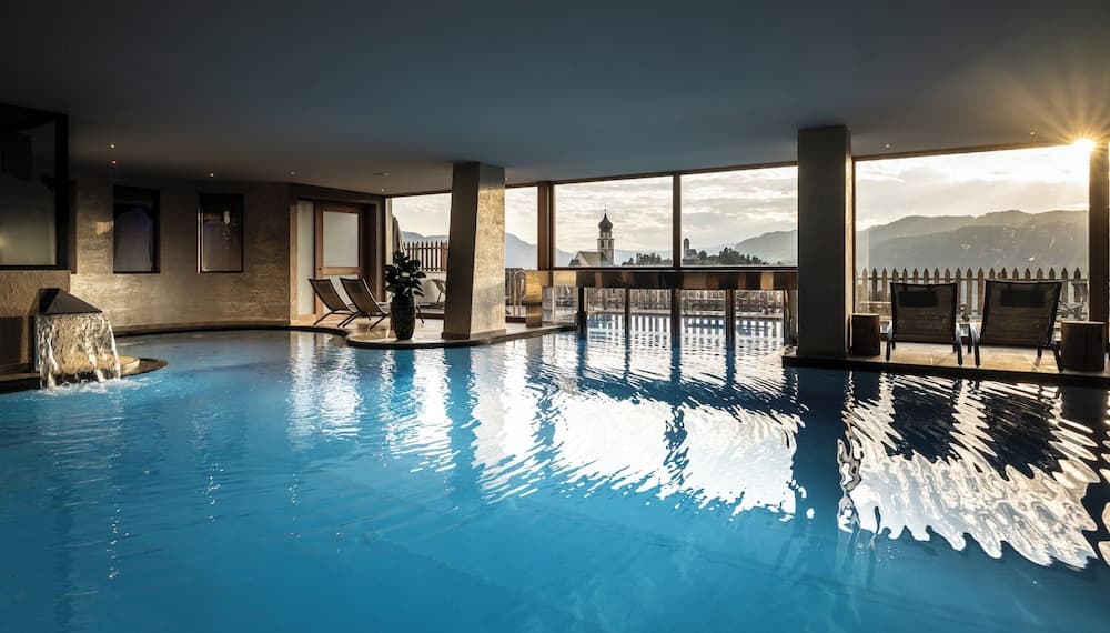 Indoor/outdoor pool
