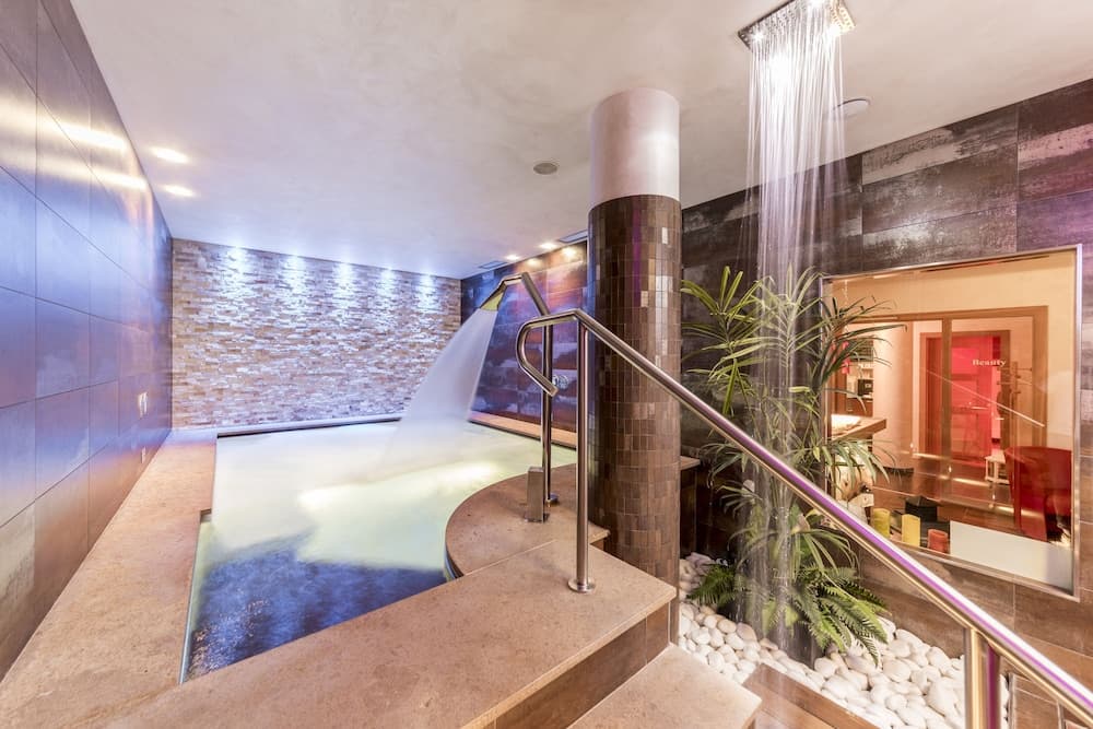 Indoor spa tub