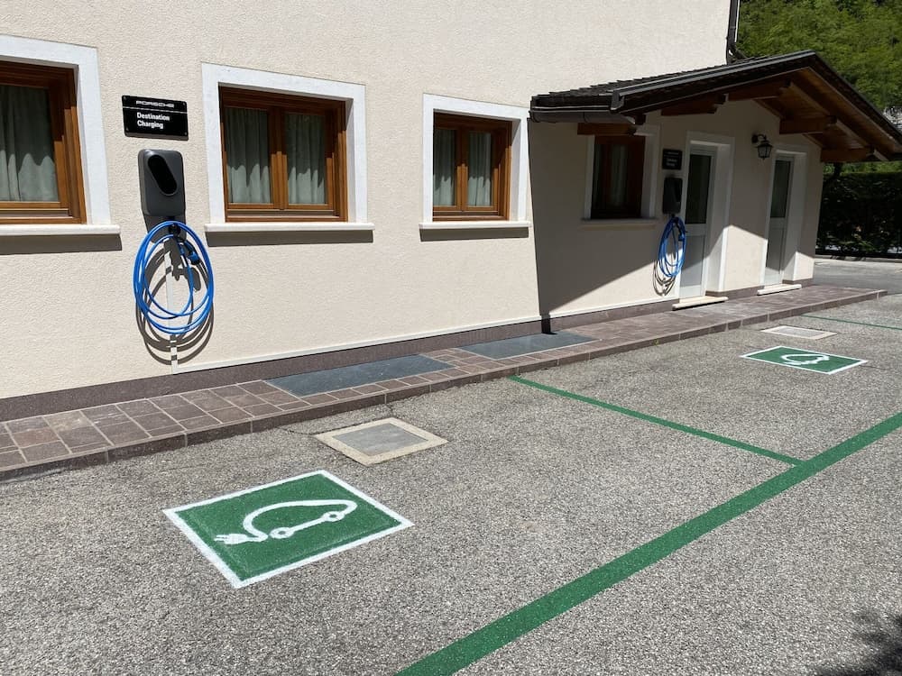 Electric vehicle charging station