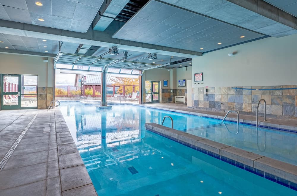 Indoor/outdoor pool