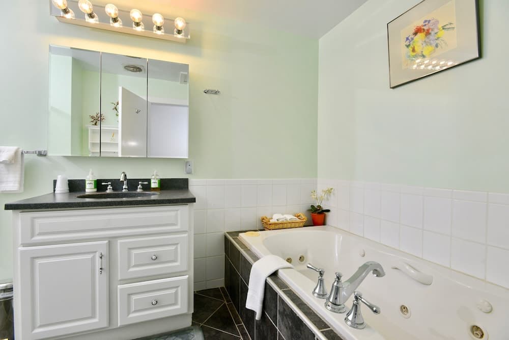 Jetted tub