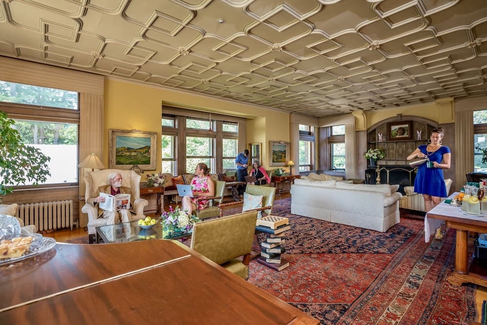 Lobby lounge