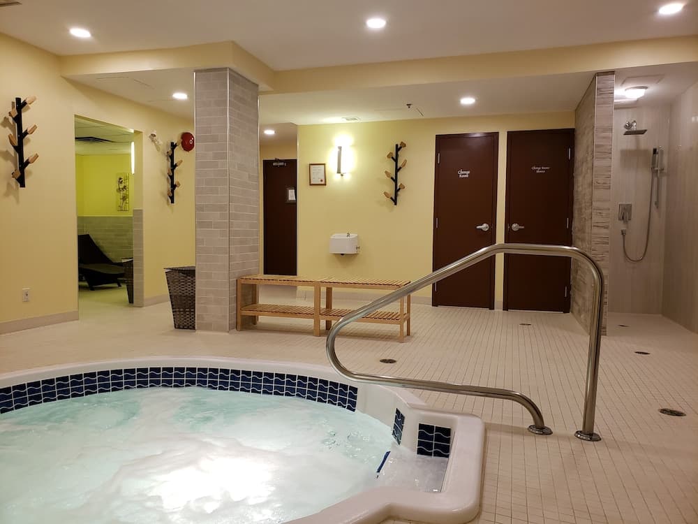 Indoor spa tub