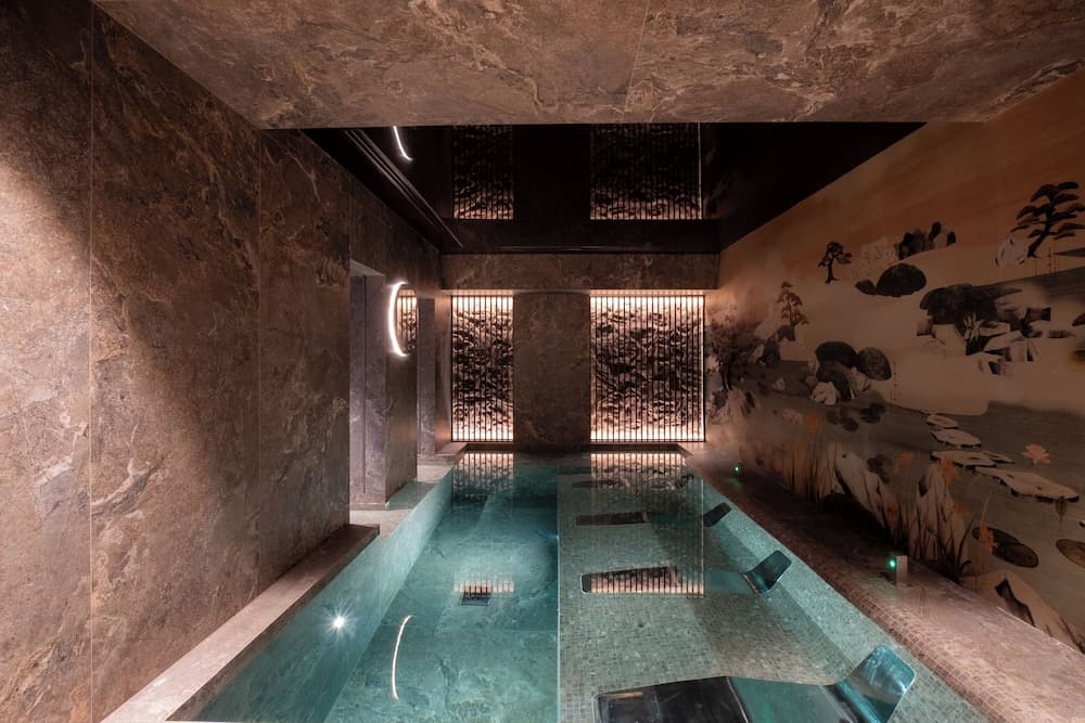 Indoor spa tub