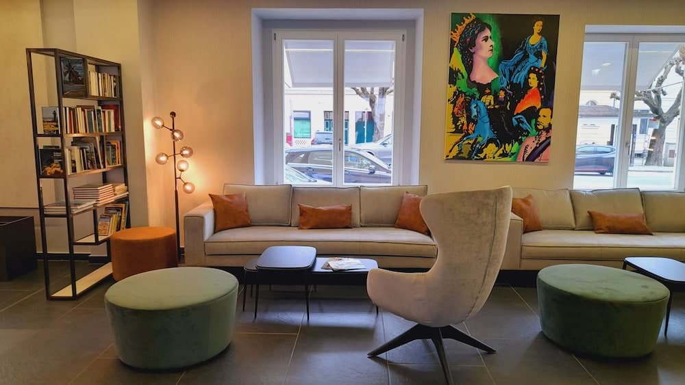 Lobby lounge