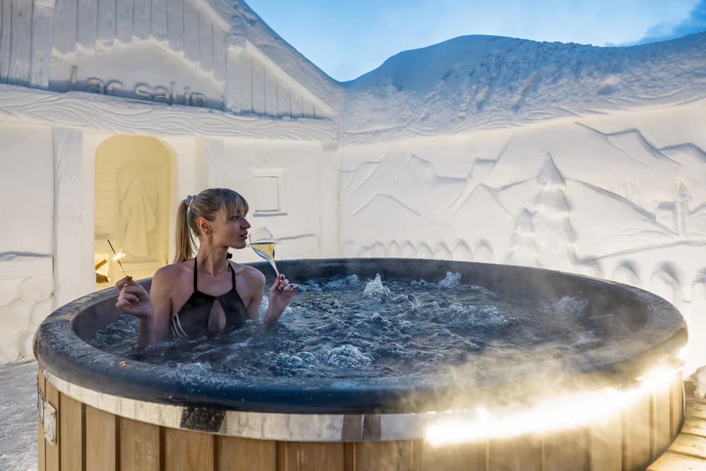 Outdoor spa tub