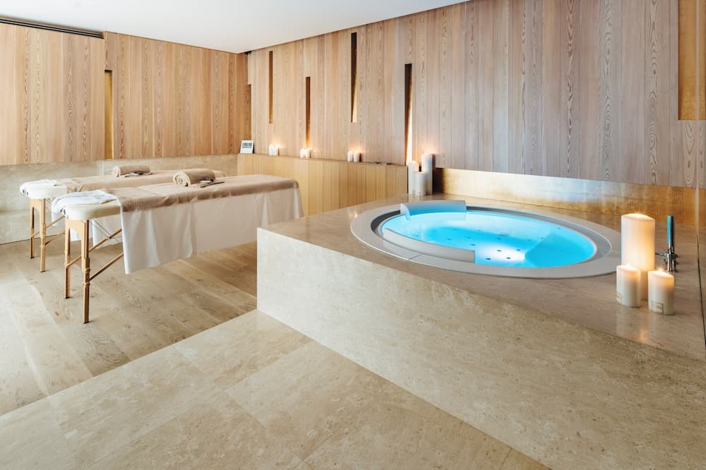 Private spa tub