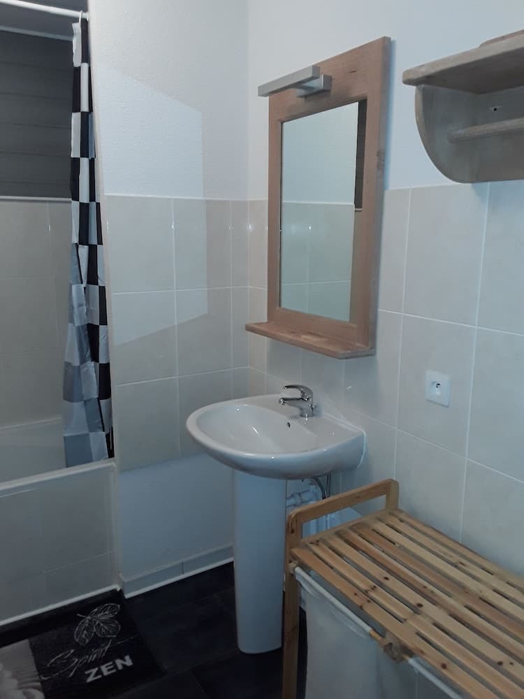 Bathroom sink