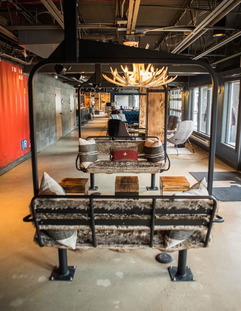 Lobby lounge