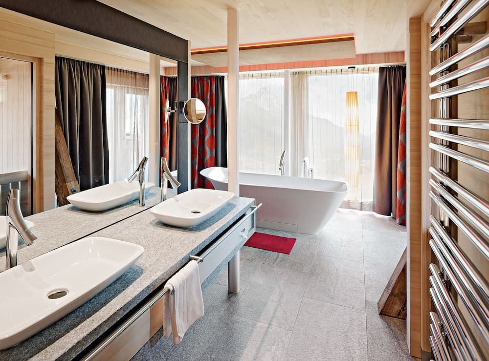 Deep soaking bathtub