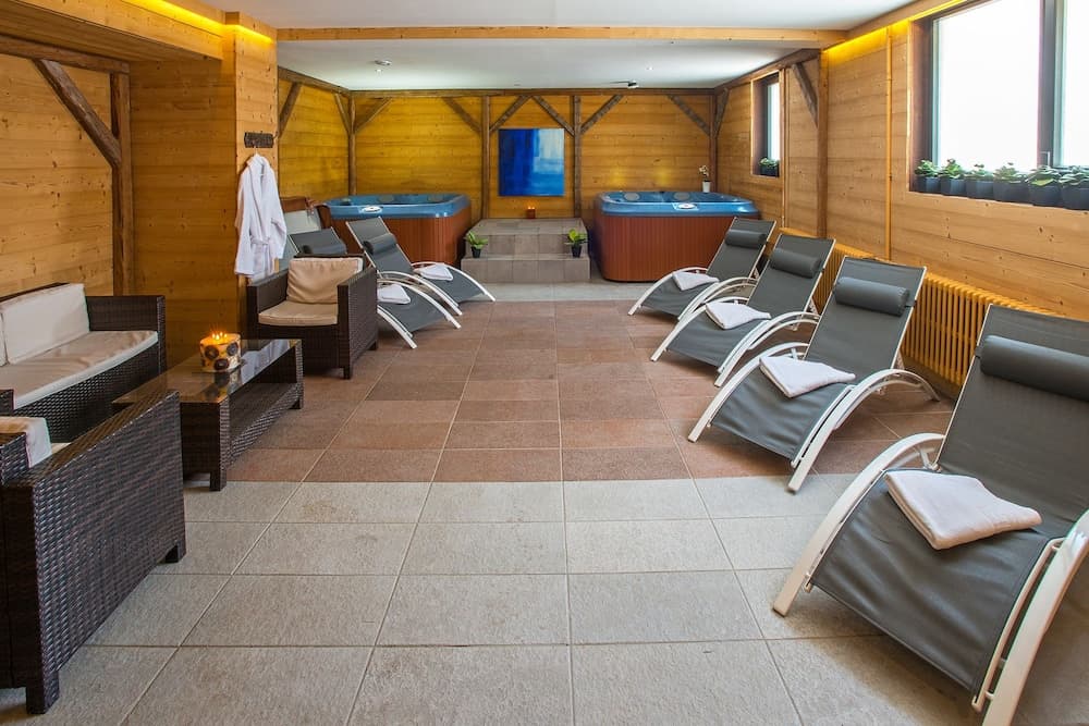 Indoor spa tub