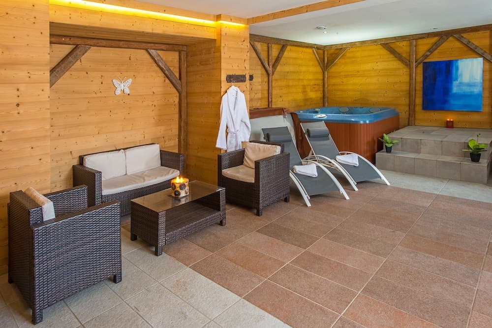 Indoor spa tub