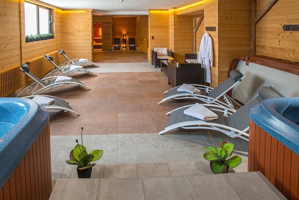 Indoor spa tub