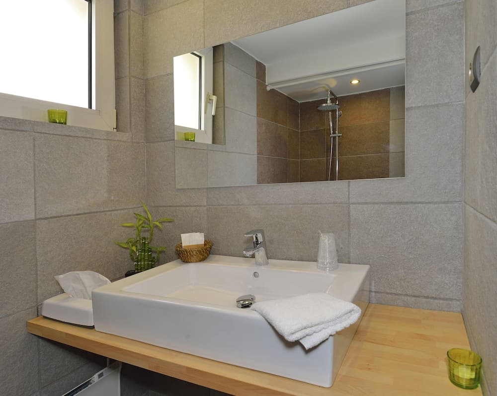 Bathroom sink