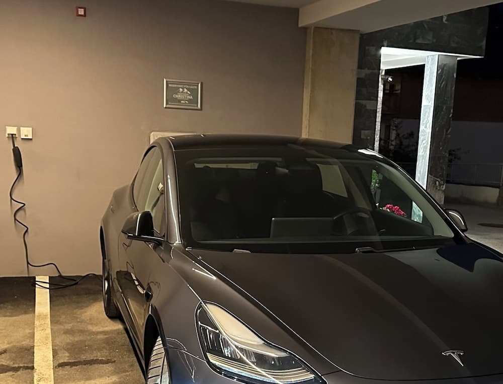 Electric vehicle charging station
