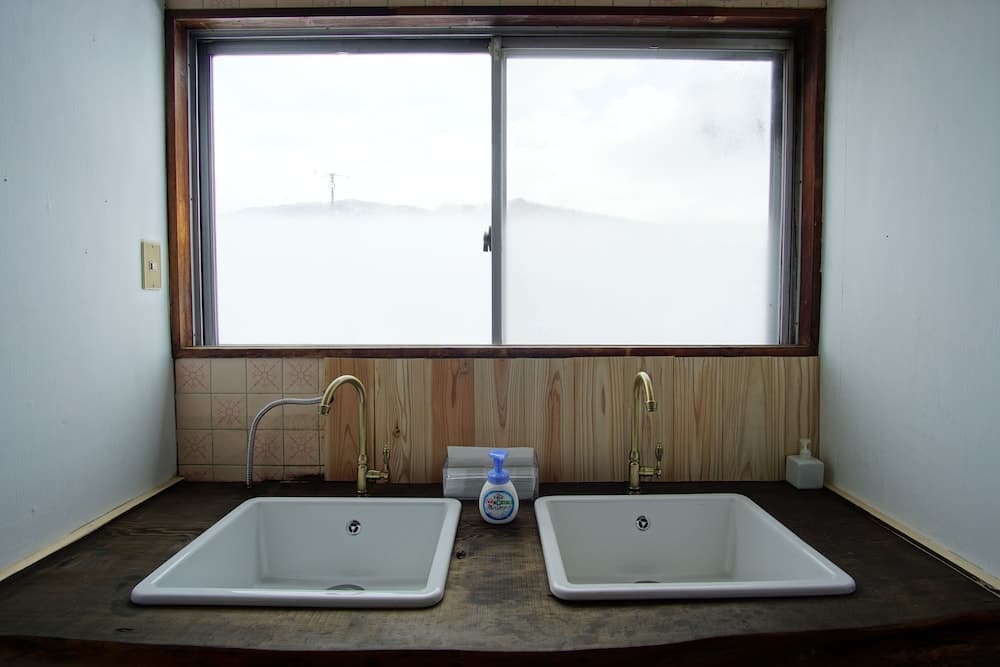 Bathroom sink