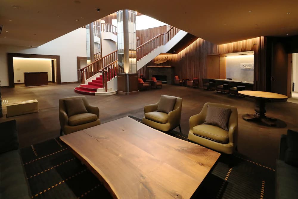 Lobby lounge