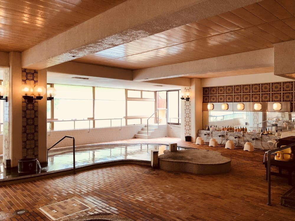 Indoor spa tub