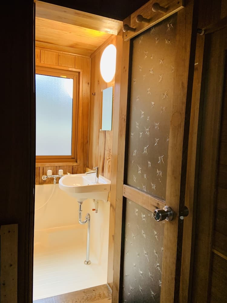 Bathroom sink
