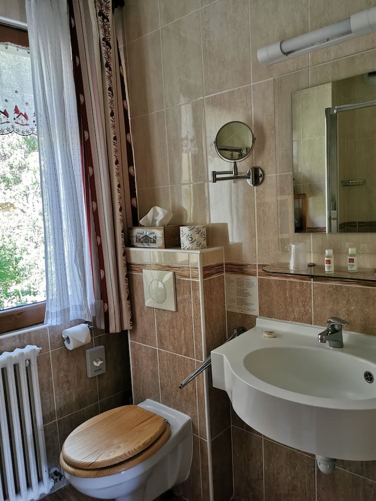 Bathroom sink